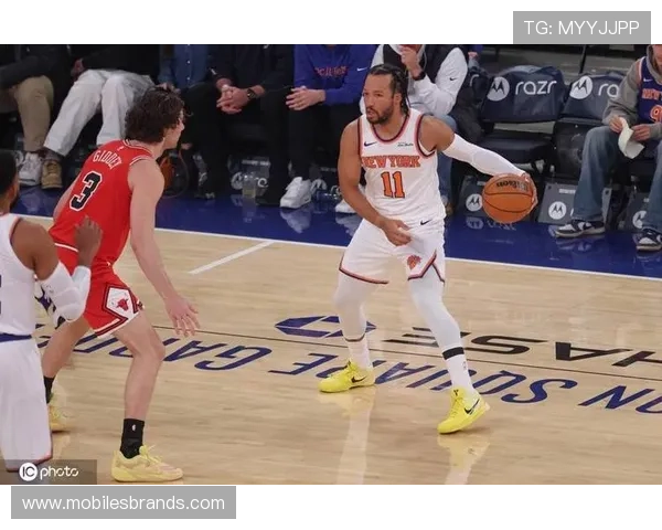 布伦森无球跑动拉开空间，主导尼克斯进攻效率提升