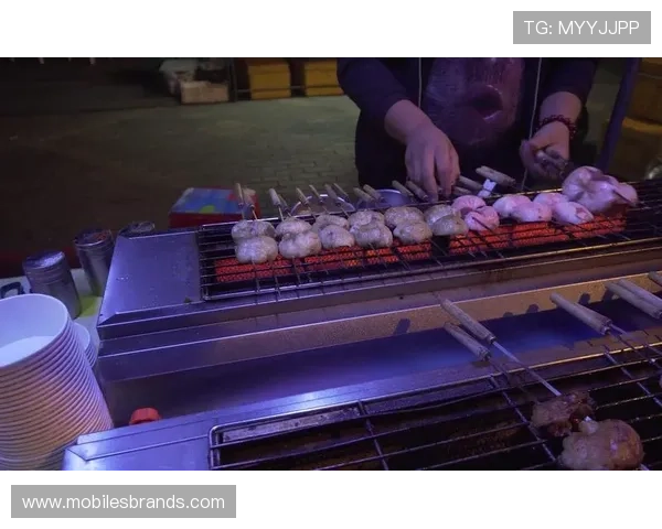 徐灿训练完直接去夜市吃十串腰子，这自律人设是不是有点绷不住了？